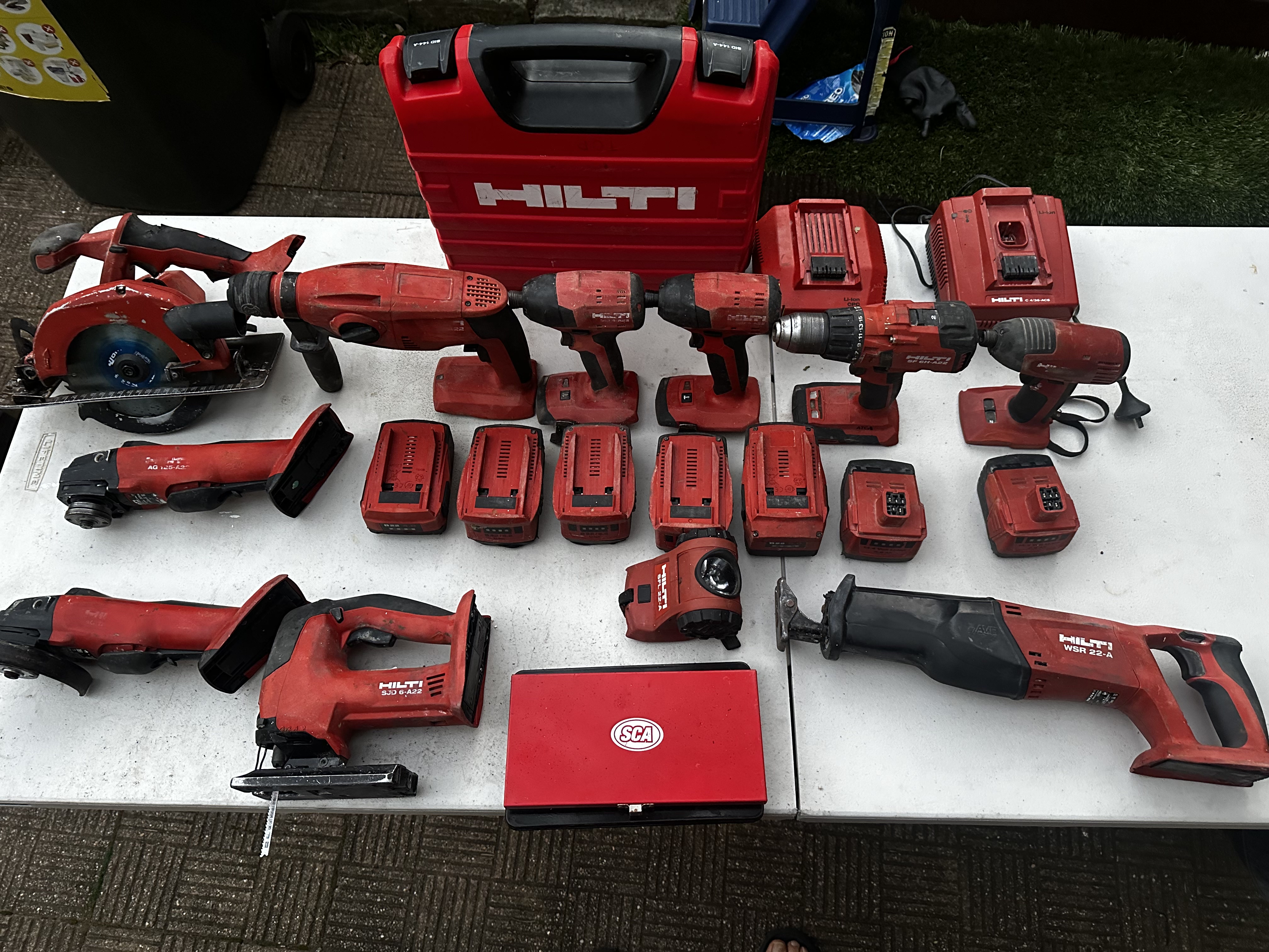 Conjunto de herramientas profesionales Hilti organizado sobre un meson de trabajo